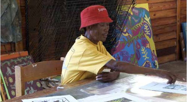Thamae Kaashe documente les linogravures qu&rsquo;il a r�alis�es pour l&rsquo;exposition