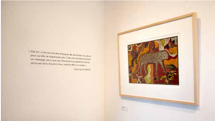 Salle 3 &ndash; Le d�sert commercialis�. Entre confort et inconfort, le dispositif mus�al invite le spectateur � revisiter les st�r�otypes et les d�bats sur l&rsquo;authentique en rendant apparent les strat�gies de repr�sentation de soi mise en œuvre par les artistes