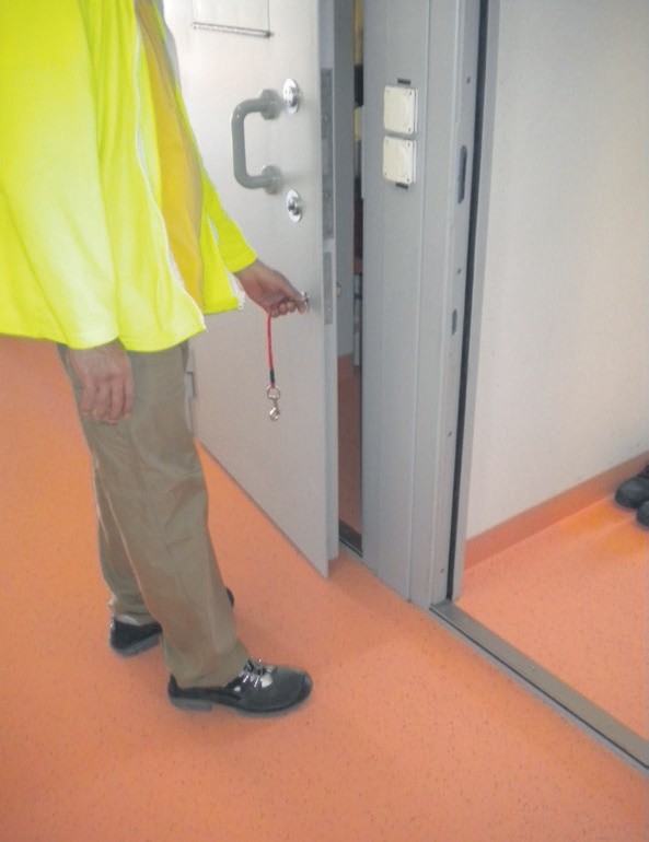 Je ferme ma cellule pour partir travailler.