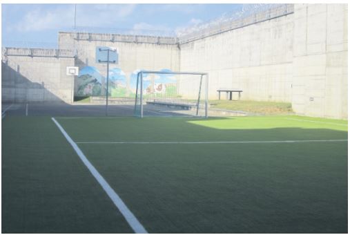 Terrain de sport extrieur. Place assise oui, mais aucune place avec ombre. Dommage.