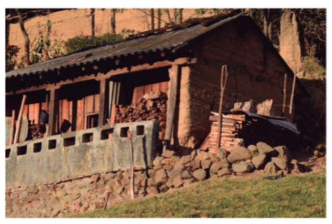 Rocas de la ciudad ancestral de Wanwulikin, sosteniendo casa de adobón o tapial 
