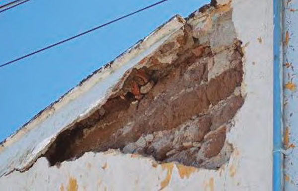 Separaci&oacute;n de aplanado de cemento en muro de adobe