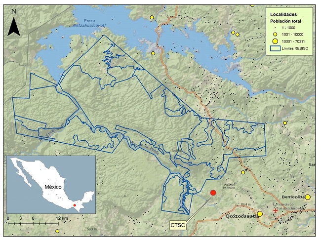 Ubicaci&oacute;n del Centro Tur&iacute;stico Sima de las Cotorras (punto rojo), al sur de la Reserva de la Bi&oacute;sfera Selva El Ocote. Imagen de fondo: World Terrain Base (ESRI, 2009).