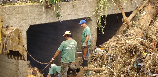 Obstrucci&oacute;n del flujo del r&iacute;o Bur&iacute;o en puente por desechos s&oacute;lidos y org&aacute;nicos en crecida del 2007