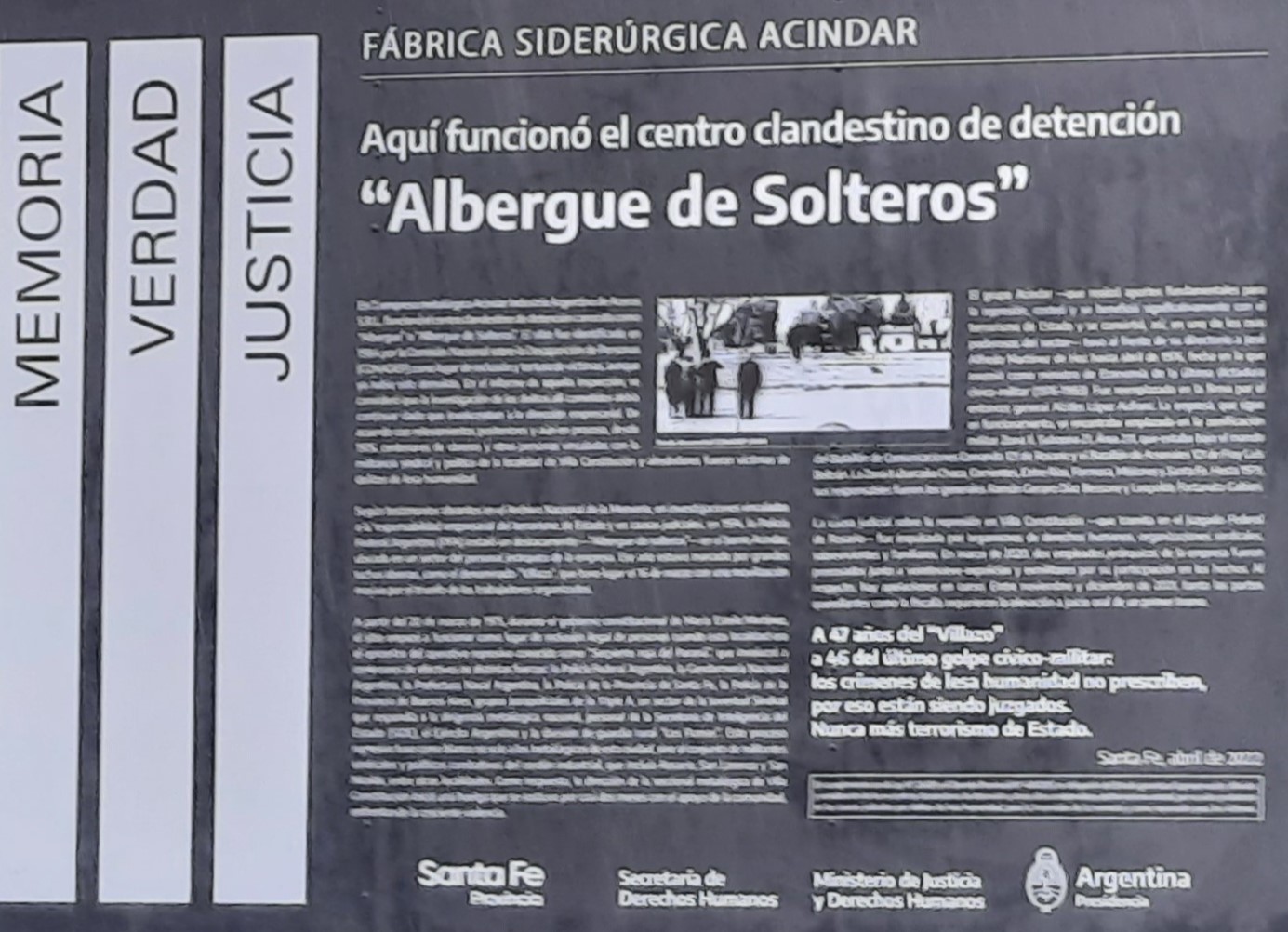 Foto de placa conmemorativa colocada en abril de 2022, con ocasin de la sealizacin de la planta de Acindar, en cuyo predio funcion un CCD donde estuvieron cautivas un conjunto de vctimas en el marco del proceso represivo contra la militancia sindical y poltica en Villa Constitucin.