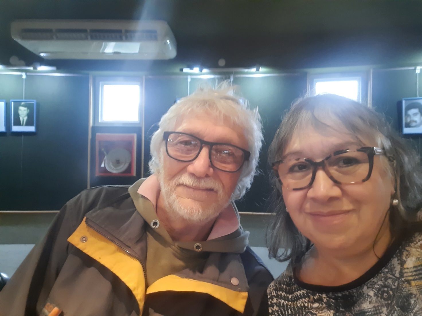 Foto tomada con Oscar “Pacho” Jurez, ex integrante del comit de lucha de Villa Constitucin, con ocasin de la sealizacin de la fbrica metalrgica Acndar. Ex CCD (Centro Clandestino de Detencin - Albergue de solteros, 22 de abril de 2022, Villa Constitucin.