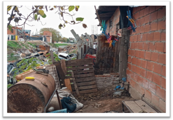 Patio de una vivienda ubicada al borde del "Zanjn”