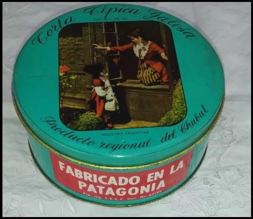 Lata de torta negra.