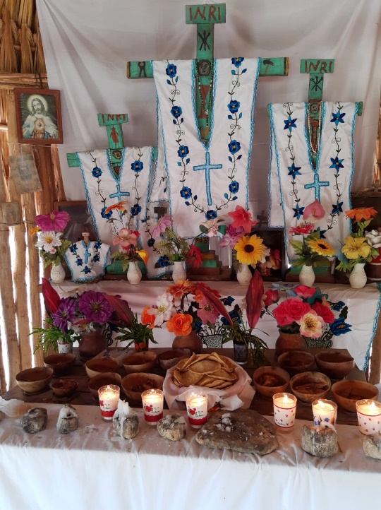 Ritual de ofrecimiento de cochinita pibil a las tres cruces de Esmeralda, Yucat�n en la fiesta de la Santa Cruz