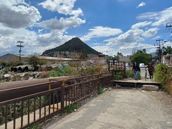 Mujeres de la colonia Prados de Santa Clara en uno de los puentes del Gran Canal