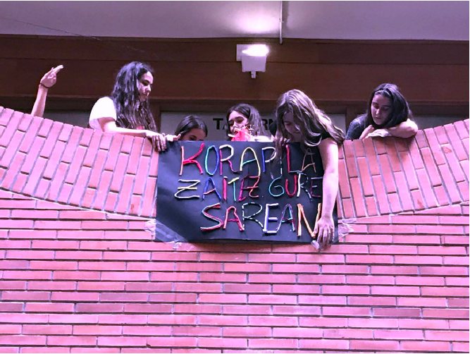 Aprender es una acci�n intersubjetiva, que hacemos juntas y juntos. Pero adem�s, desde las propuestas art�sticas, podemos invitar a la comunidad a construir conjuntamente, como puede verse en el cartel que est�n colgando estas futuras estudiantes del grado de E. Primaria que dice: &ldquo;enr�date en nuestra red&rdquo;, invitando al espectador a participar.