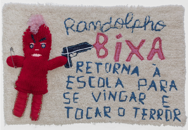 Alfombra de la serie Crnicas de retalho (Crnicas de retazos). Cosido y bordado en alfombra, 60 x 40 cm, 2016. Artista: Randolpho Lamonier – Contagem-MG/Brasil.