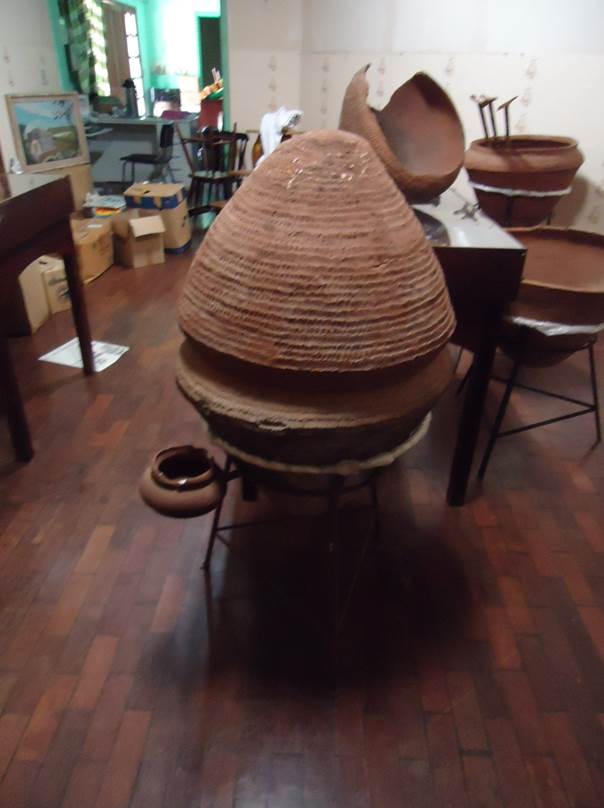 Urnas funer�rias Guarani depositadas no Museu Almiro Theobaldo Muller, Itapiranga, SC, 2012