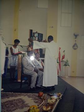 Coroa��o do rei e da rainha com oferenda � santa do Ros�rio na Igreja