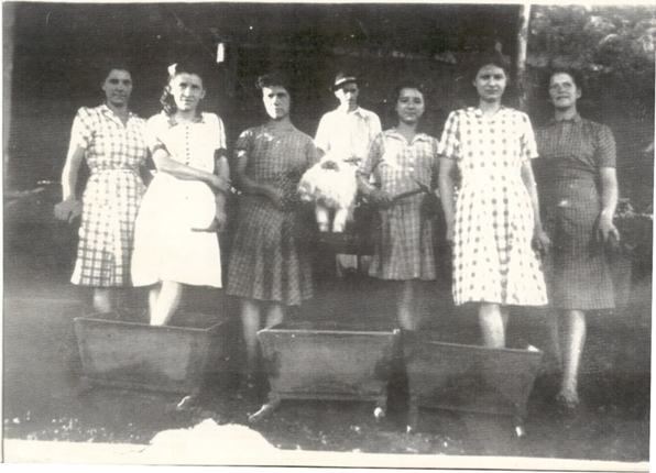 Mulheres “escolhedeiras” em uma mina de carvo de Cricima na dcada de 1940. Foto sem local exato