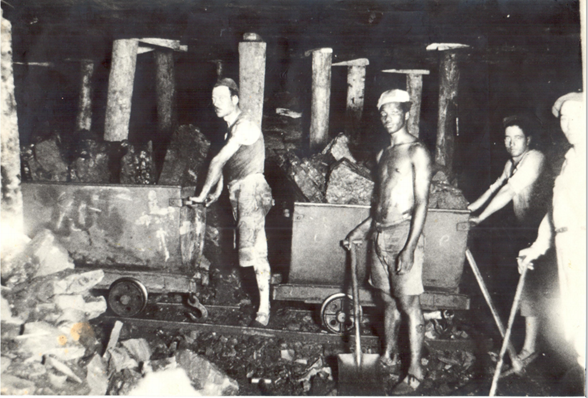 Mineiros no subsolo da mina de Arroio dos Ratos, municpio de So Jernimo, Rio Grande do Sul