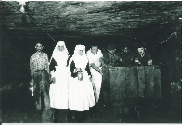 Visita das Freiras da Congregao das Irms da Divina Providncia ao interior de uma mina em Cricima, dcada de 1950