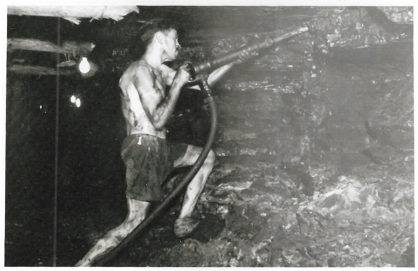 Mineiro perfurando a frente de servio com martelo de ar comprimido em uma mina de carvo em Cricima, dcada de 1970
