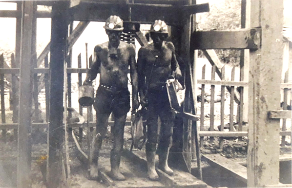 Mineiros chegando de uma galeria de carvo aps sua jornada de trabalho, Cricima, dcada de 1960