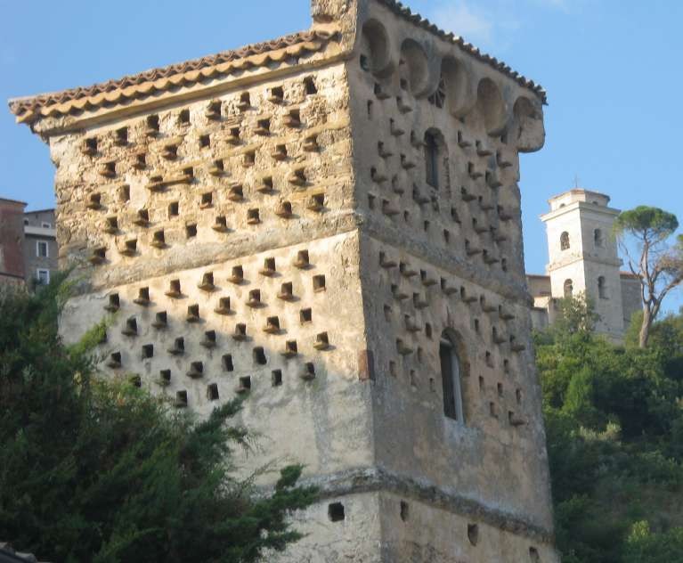 Torre palomar del Palacio de Acquaviva del prncipe de Caserta, en Npoles. Cortesa de la Prof. Lucia Giorgi.