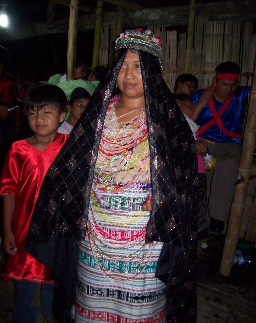 Novia chachi con la indumentaria tradicional en el dia de su boda, en el centro ceremonial de Zapallo Grande.