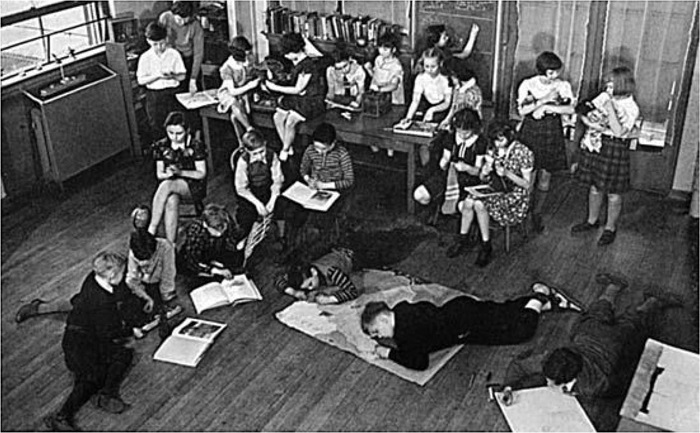 Fotografia da sala de aula experiencial de John Dewey.