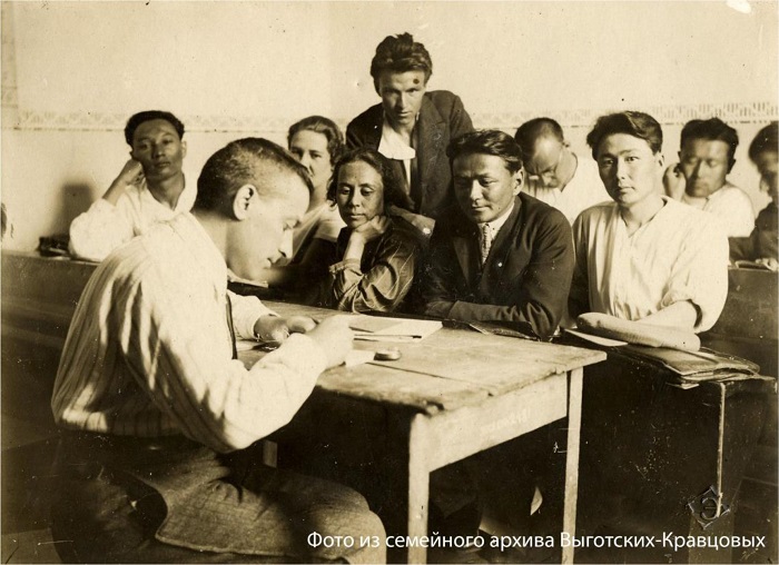 Vygotsky dirige-se a estudantes numa sala de aula soviética em Tasquente, Uzbequistão, em 1929.
