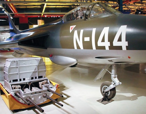 Paquete removible
de cañones de 30 mm ADEN, instalado
en

Hawker Hunter
F.4 (N-144) 