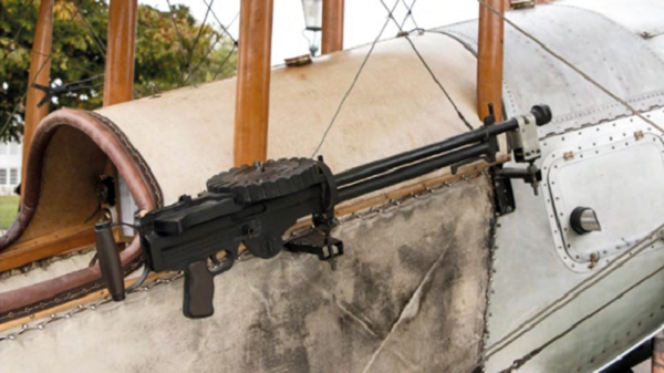 Aeronave Bristol Scout con ametralladora direccionada lateralmente 