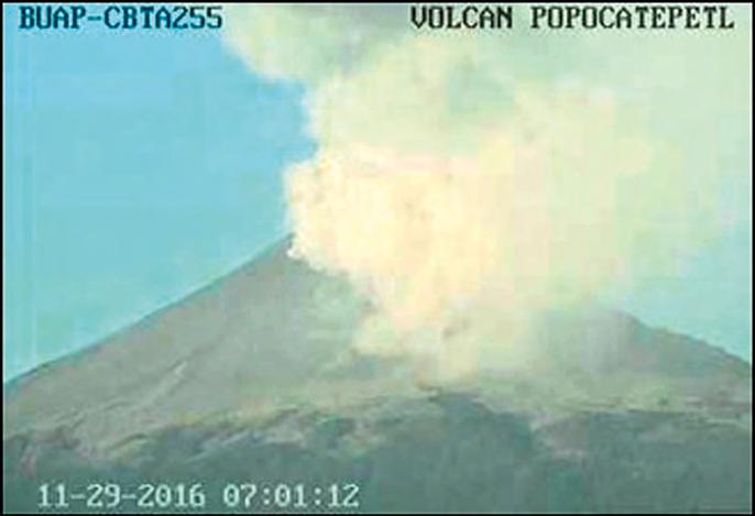 Columna eruptiva de ceniza y vapor de agua del día 29 de noviembre con elevación de hasta
2 km.
