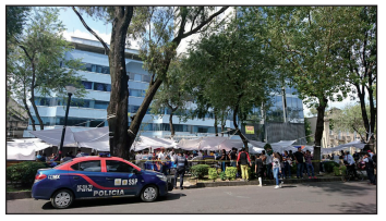 Ocupación provisional del camellón Álvaro Obregón para la evacuación de pacientes y personal médico durante el sismo de septiembre de 2017 en la Ciudad de México.
