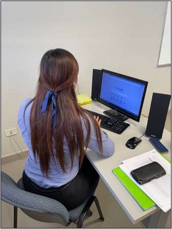 Estudiante  durante  la  imparticin  del  curso  de Workspace.