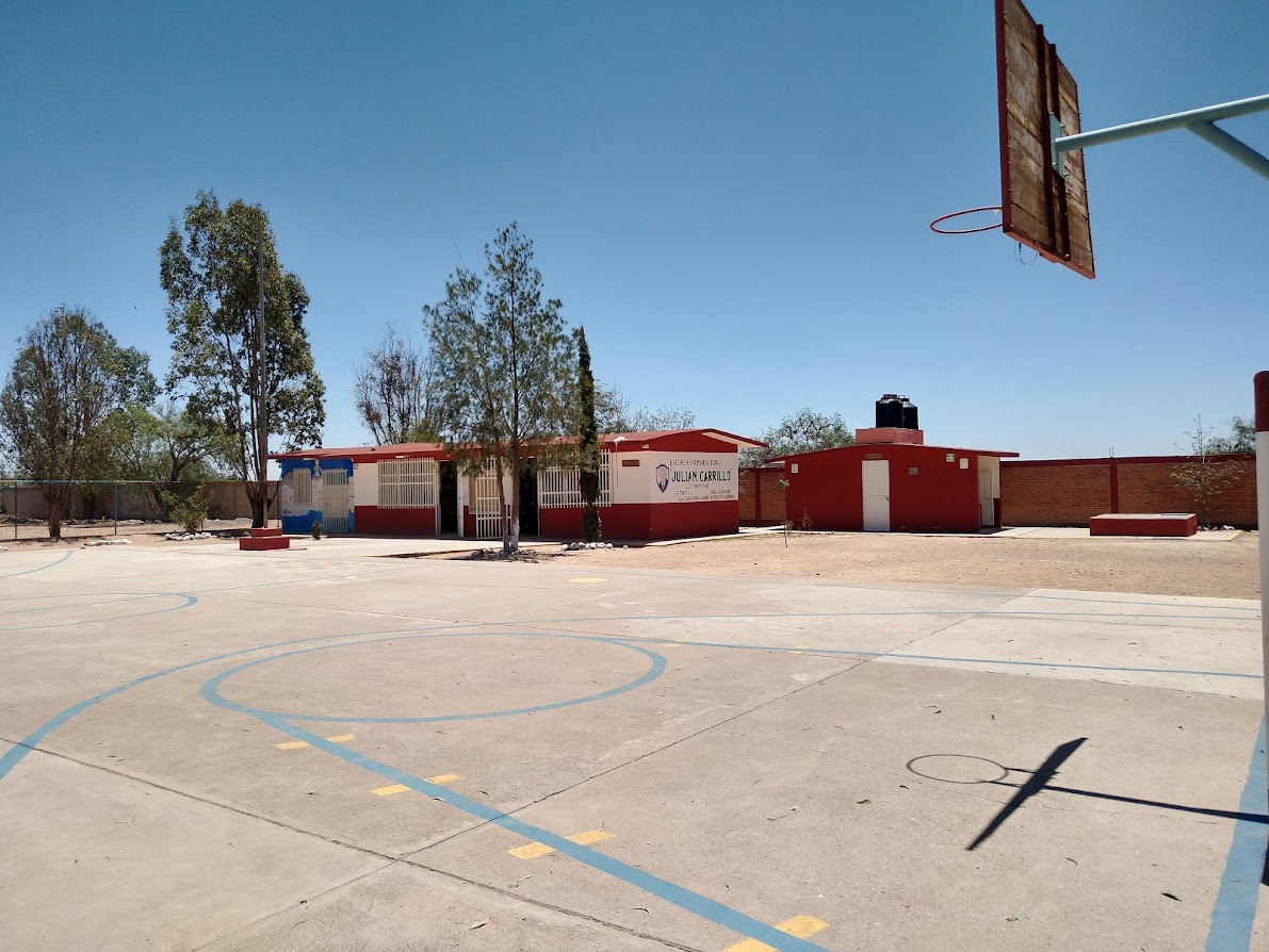 Exterior de una escuela primaria rural multigrado. Mexquitic de Carmona, San Luis Potosí.