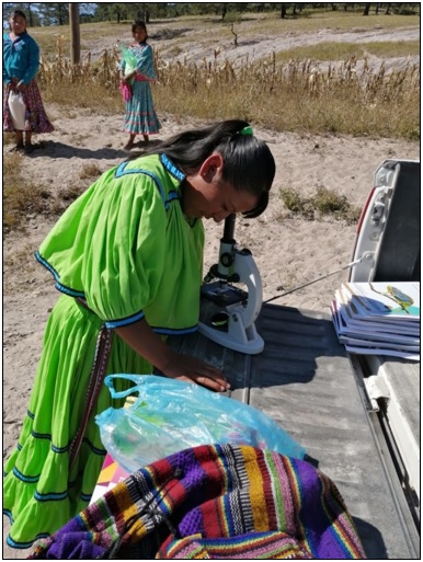Enseanza de la biologa a nia de la Sierra Tarahumara. Estudiante originaria de la comunidad de Norogachi Chihuahua, Mxico aprendiendo biologa a travs del trabajo prctico con microscopio.
