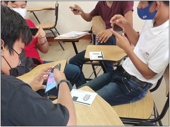 Estudiantes haciendo uso de una aplicación en realidad aumentada.