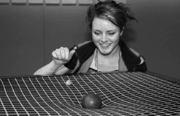 Uma analogia para retratar o espa&ccedil;o tempo de maneira bidimensional se distorcendo na presen&ccedil;a de uma massa