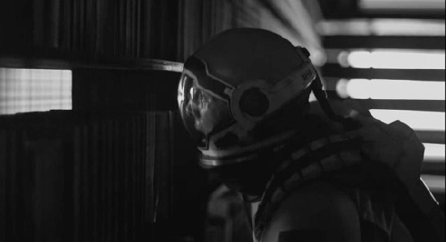 Dr. Cooper tentando se comunicar com sua filha ainda jovem de dentro da singularidade de Garg&acirc;ntua