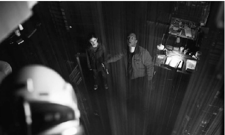 Dr. Cooper do futuro (&agrave; esquerda, de capacete branco) alterando o campo gravitacional do quarto de sua filha como forma de comunica&ccedil;&atilde;o