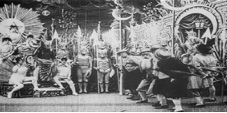 O encontro entre os habitantes da Lua (ao centro) e os humanos &agrave; direita, retratado no filme de George M&eacute;li&egrave;s