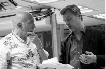 Kip e Nolan conversando no set de grava&ccedil;&atilde;o da nave The Endurance