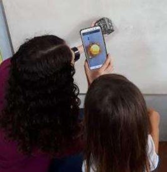 Figura 1: Intera��o com Merge Cube e aplicativo Merge Explorer &ndash; Galactic Explorer