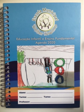 Figura 1 &ndash; Capa da agenda escolar desenhada por Helena: um autorretrato que a representa realizando uma acrobacia no brinquedo da escola, com seu corpo e tran�as de ponta-cabe�a