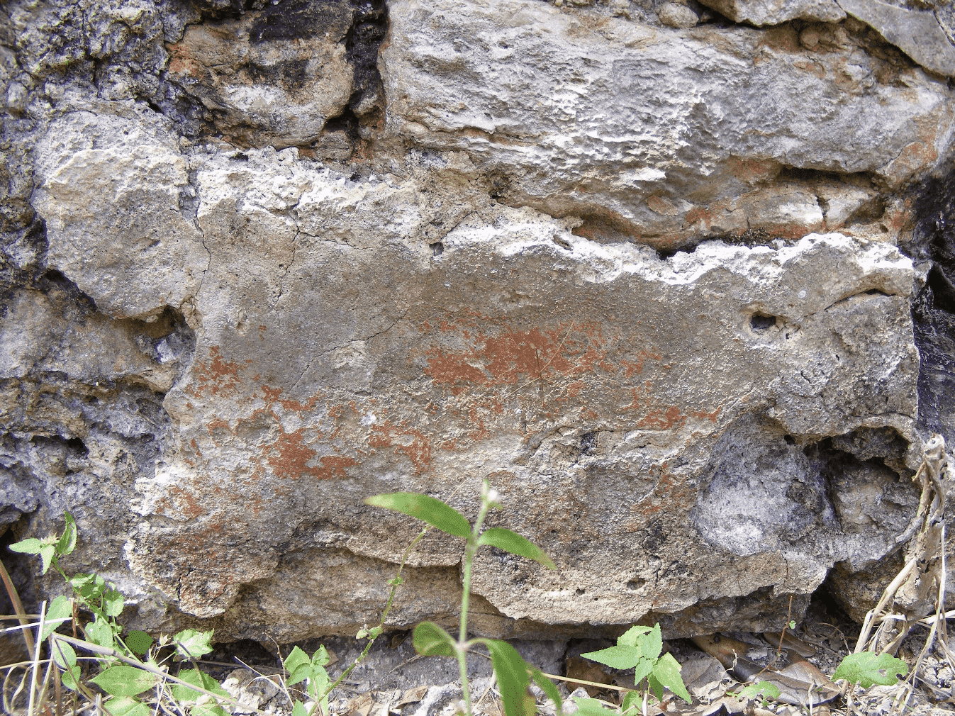 Restos pict�ricos en la base de la torre.