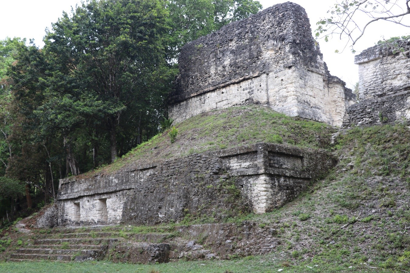 Edificio 5D-87-7 clausurado en el basamento del Templo de las Calaveras.