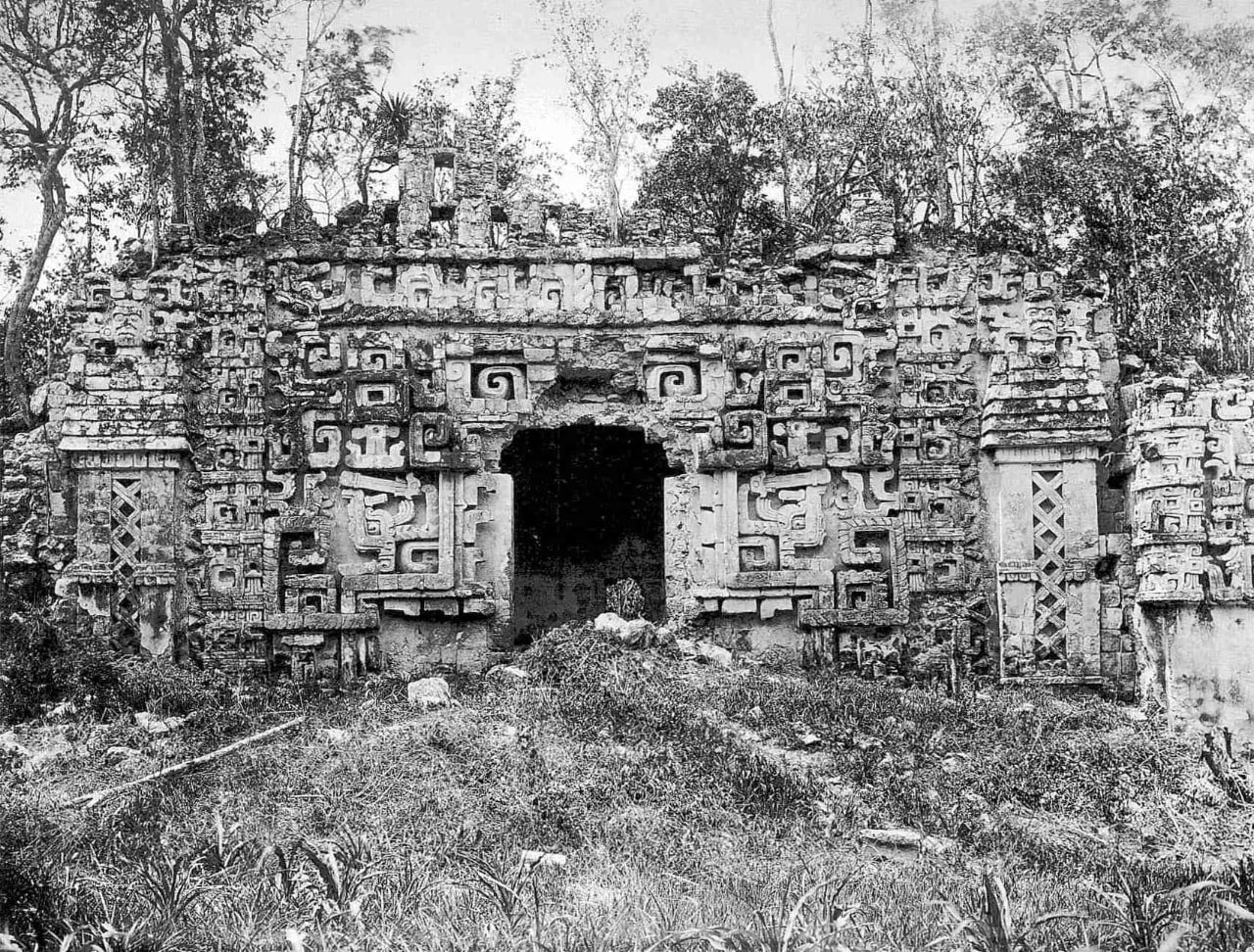 Fotografía de la Estructura II de Hochob a finales del siglo XIX