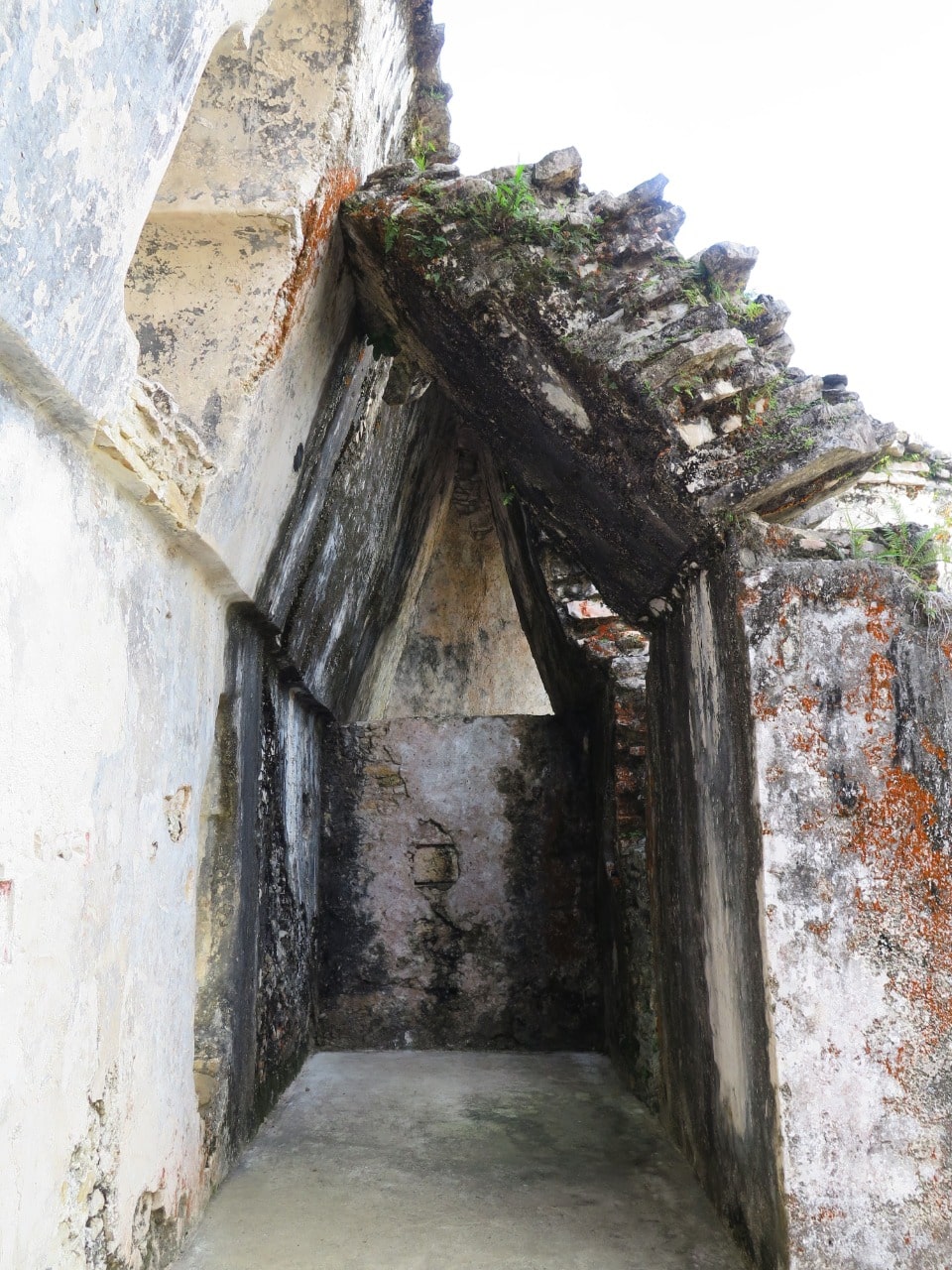 Vuelco como sólido rígido de una parte de la bóveda en la Casa D del Palacio de Palenque.