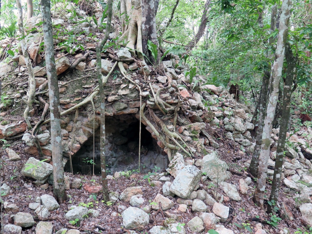 Edificio abovedado sin excavar en el conjunto conocido como “El Cuartel” de Santa Rosa Xtampak (Campeche)