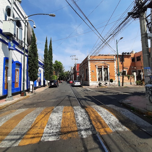 Un paisaje urbano que muestra el tiempo y el ambiente del lugar de principios del siglo XX