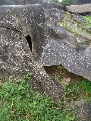 Fractura del revoque de cemento colocado recientemente sobre las pir�mides de Comalcalco, Tabasco, �nicas en M�xico por contener tanto adobes como ladrillos cer�micos.