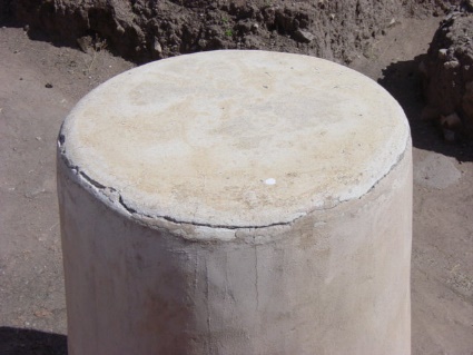 Agrietamiento del borde de una de las bases de las columnas de piedra y lodo que fueron recubiertas con cal y arena, en Chalchihuites.